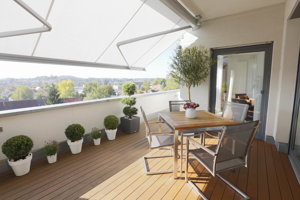 Design ideas for a mid-sized contemporary balcony in Stuttgart with an awning.