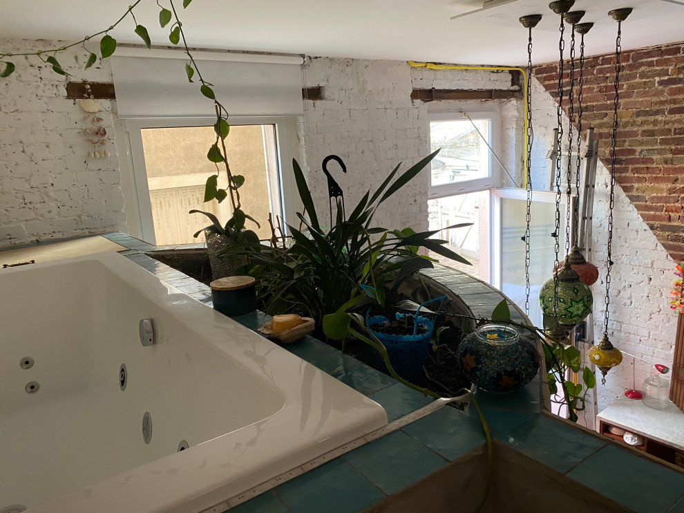 Transformation d'un local en loft brutaliste tropical