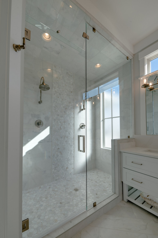 Idées déco pour une salle de bain principale campagne de taille moyenne avec un placard à porte shaker, des portes de placard blanches, une douche double, WC séparés, un carrelage blanc, du carrelage en marbre, un mur gris, un sol en marbre, un lavabo encastré, un plan de toilette en quartz modifié, un sol blanc, une cabine de douche à porte battante, un plan de toilette blanc, meuble double vasque et meuble-lavabo sur pied.