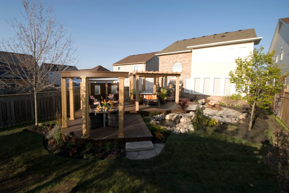 This is an example of a transitional deck in Toronto.