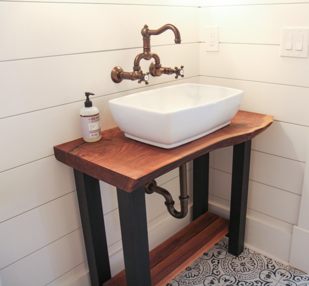 Immagine di un bagno di servizio country con lavabo a bacinella, top in legno, mobile bagno incassato e pareti in perlinato