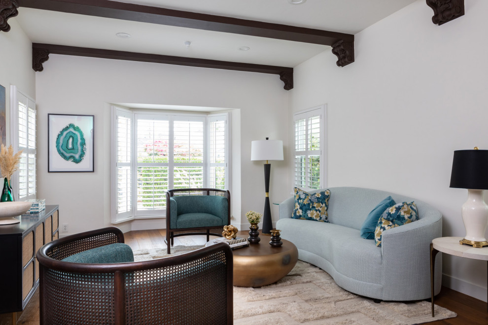 Offenes Klassisches Wohnzimmer mit grüner Wandfarbe, braunem Holzboden, braunem Boden und freigelegten Dachbalken in Los Angeles