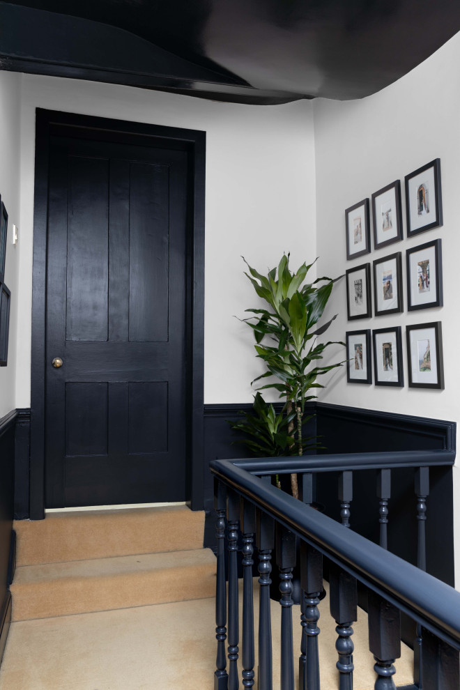 Idee per un piccolo ingresso o corridoio classico con pareti nere, pavimento con piastrelle in ceramica e pavimento giallo