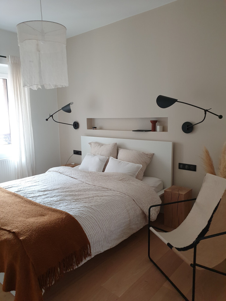 This is an example of a transitional bedroom in Strasbourg.