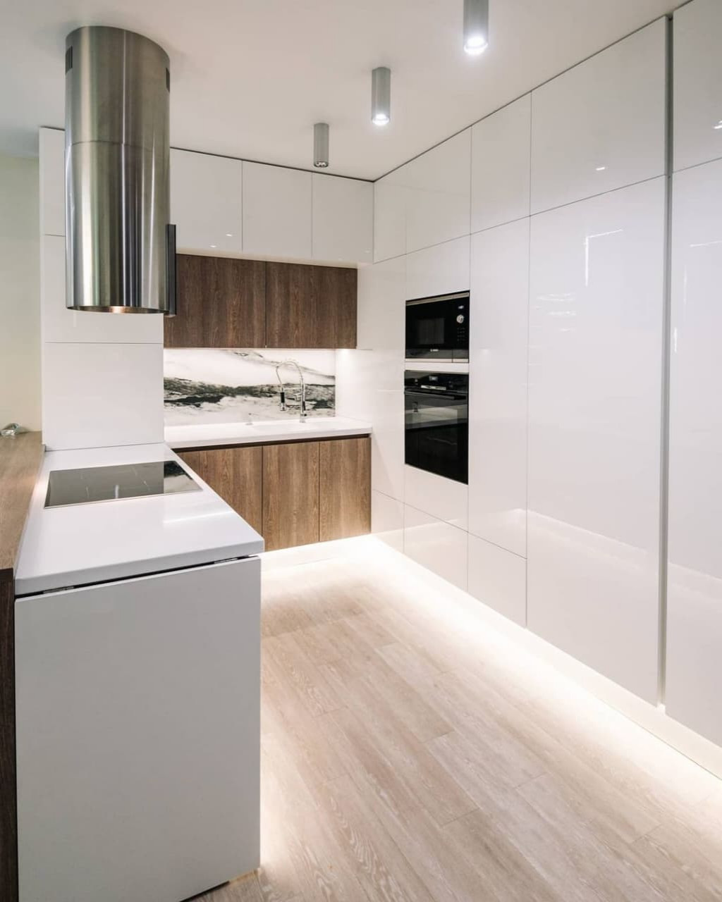 Большая белая п-образная кухня с островом, барной стойкой и витриной