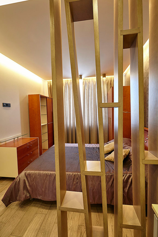 На фото: хозяйская спальня среднего размера в скандинавском стиле с коричневыми стенами, паркетным полом среднего тона, коричневым полом, многоуровневым потолком и обоями на стенах без камина