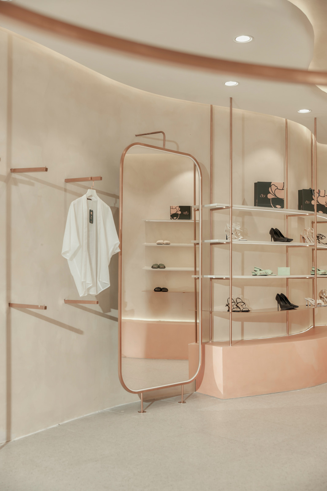 Магазин женской одежды, обуви и аксессуаров  OLV