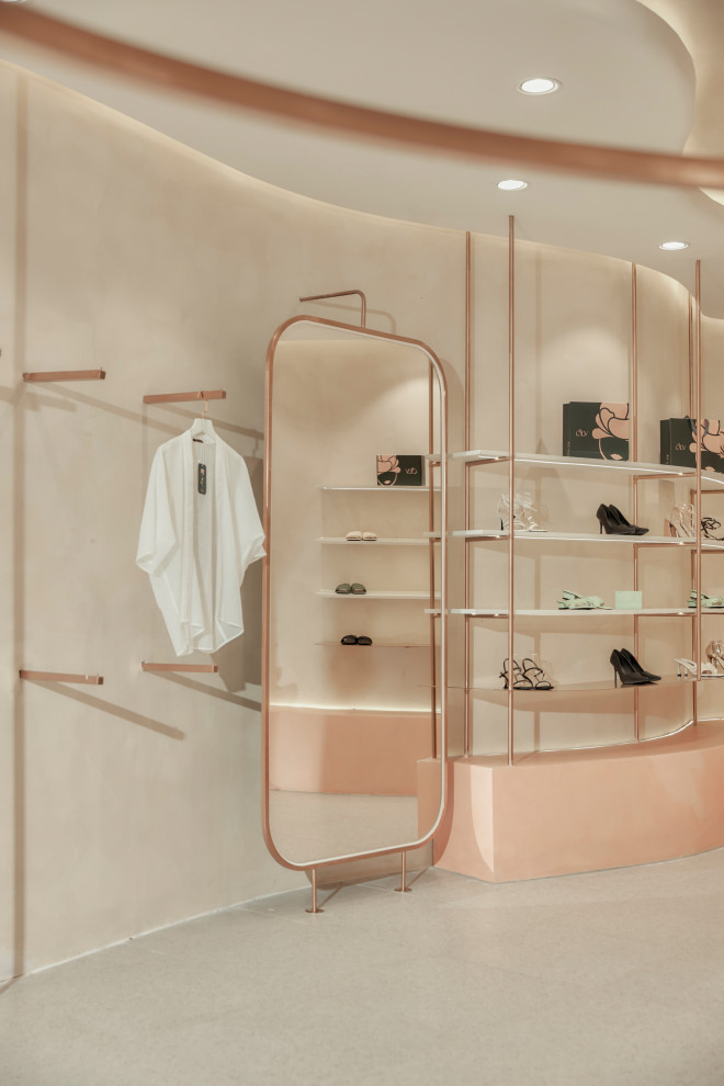 Магазин женской одежды, обуви и аксессуаров  OLV