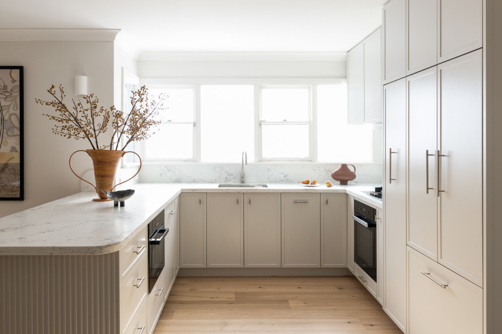 Design ideas for a small transitional u-shaped eat-in kitchen in Sydney.
