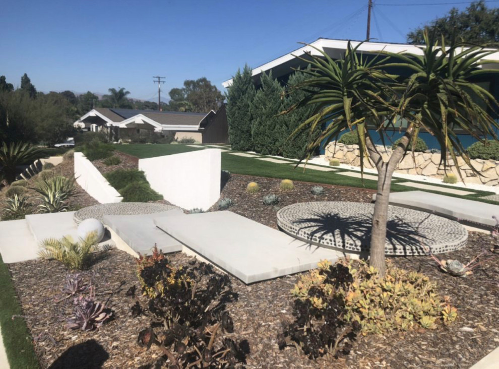 Immagine di un giardino minimalista esposto in pieno sole davanti casa