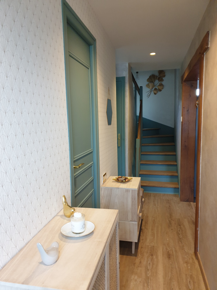 Idee per un corridoio classico di medie dimensioni con pareti beige, parquet chiaro, una porta singola, una porta in legno bruno, pavimento marrone e carta da parati