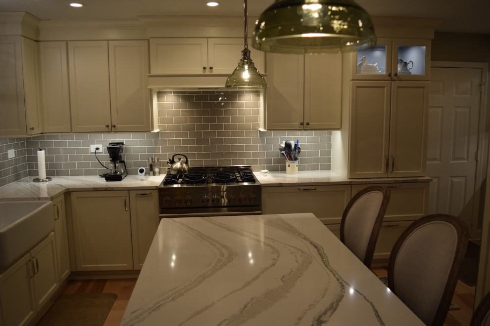 Inspiration for a transitional kitchen remodel in Chicago