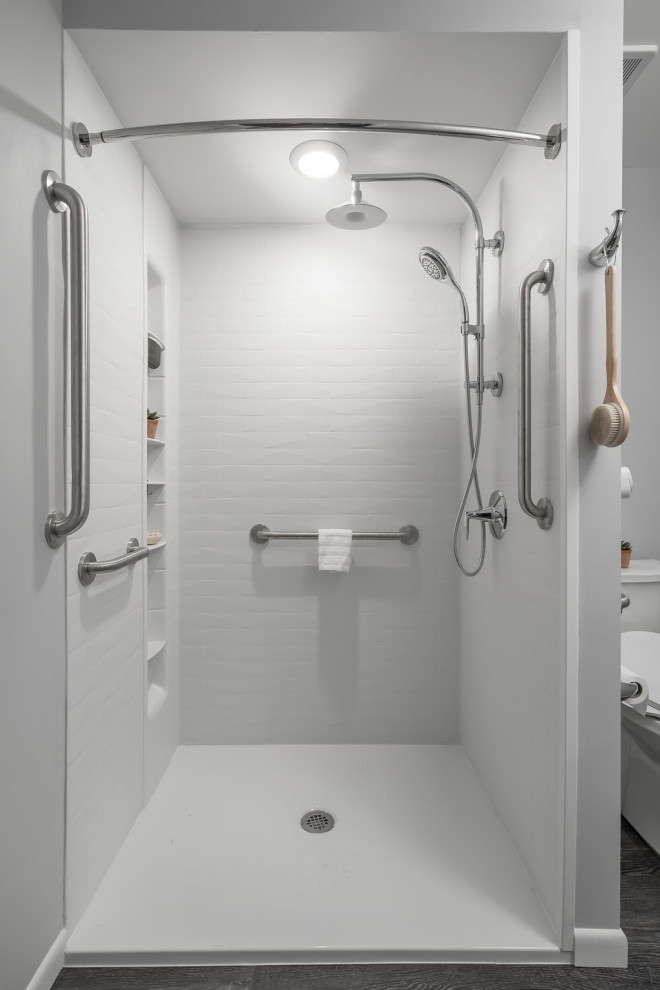 Mid-sized transitional bathroom in Columbus with an alcove shower, a bidet, white tile, white walls, vinyl floors, grey floor and a shower curtain.