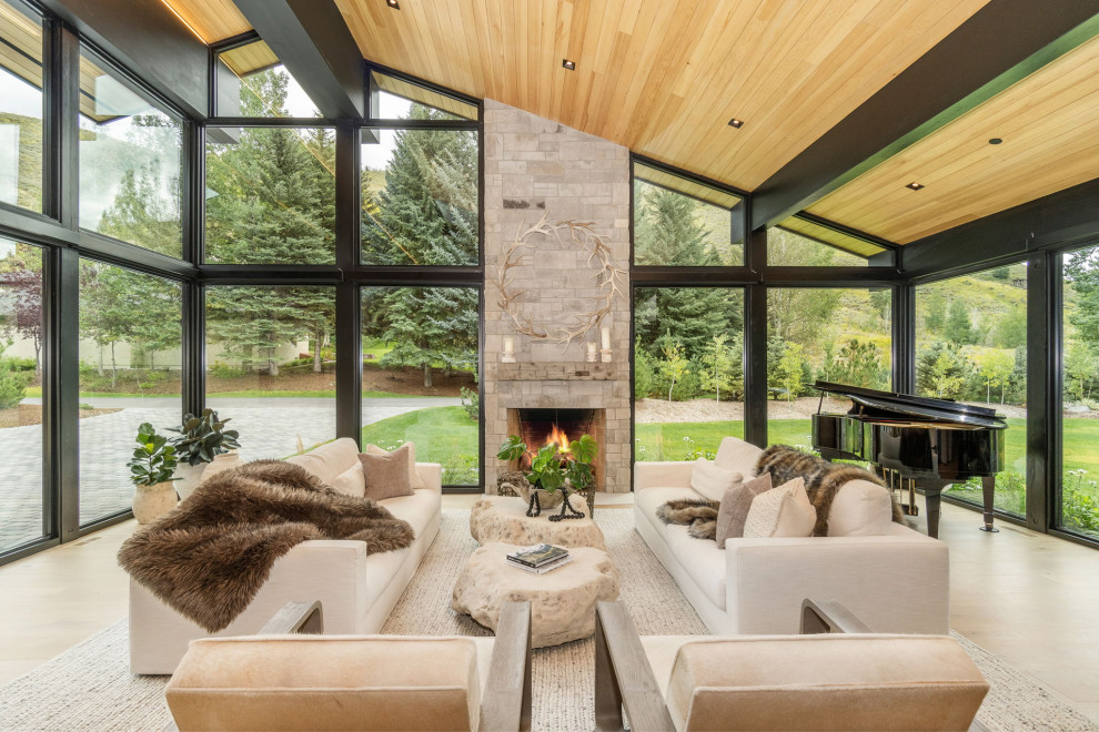 Idée de décoration pour une très grande salle de séjour design ouverte avec parquet clair, une cheminée standard, un manteau de cheminée en pierre et un sol marron.
