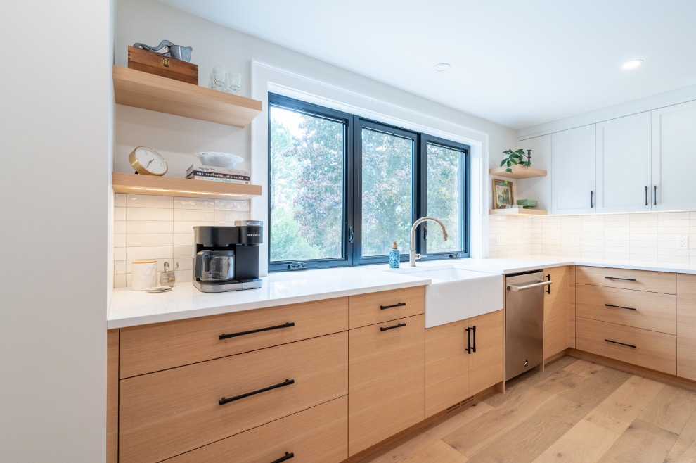 Example of a minimalist kitchen design in Toronto
