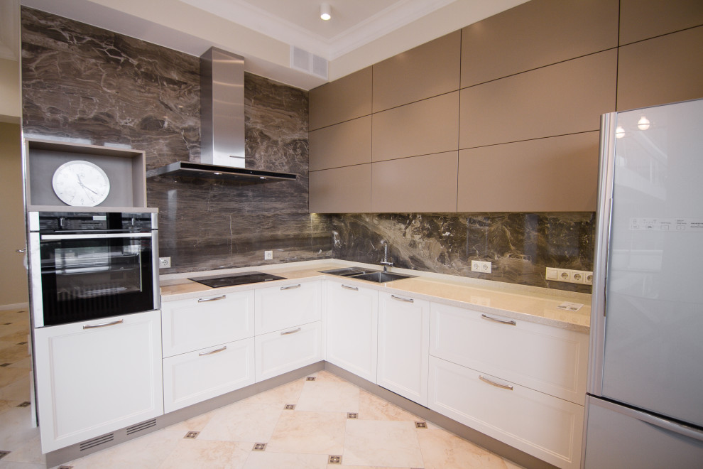 Бело-серая кухня в современном стиле