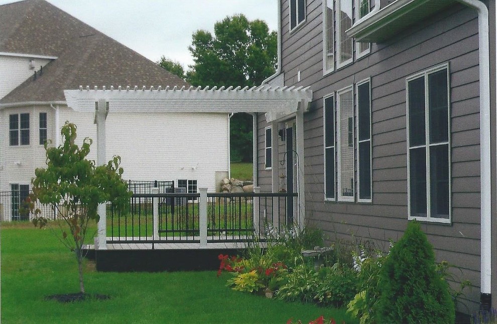 Example of a minimalist deck design in Grand Rapids