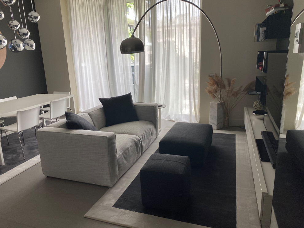 Foto di un piccolo soggiorno minimal aperto con pareti nere, pavimento in gres porcellanato, pavimento grigio e tappeto