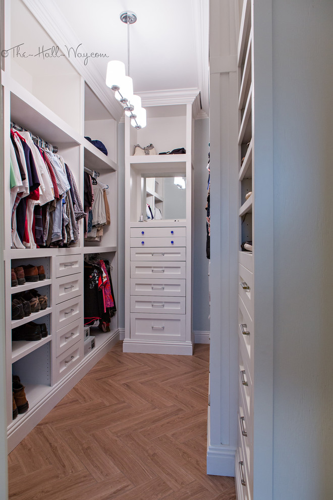 Imagen de armario vestidor unisex tradicional renovado de tamaño medio con armarios con paneles empotrados, puertas de armario blancas y suelo de baldosas de cerámica