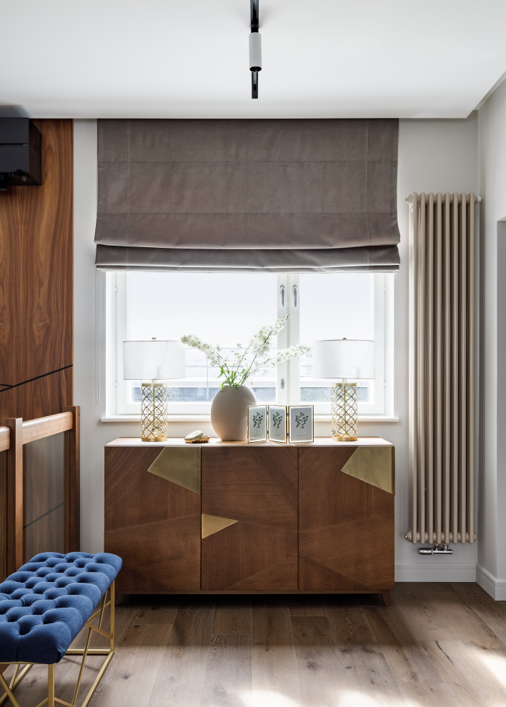 Aménagement d'une salle à manger ouverte sur la cuisine classique de taille moyenne avec un mur blanc, un sol en bois brun, une cheminée ribbon et un sol marron.