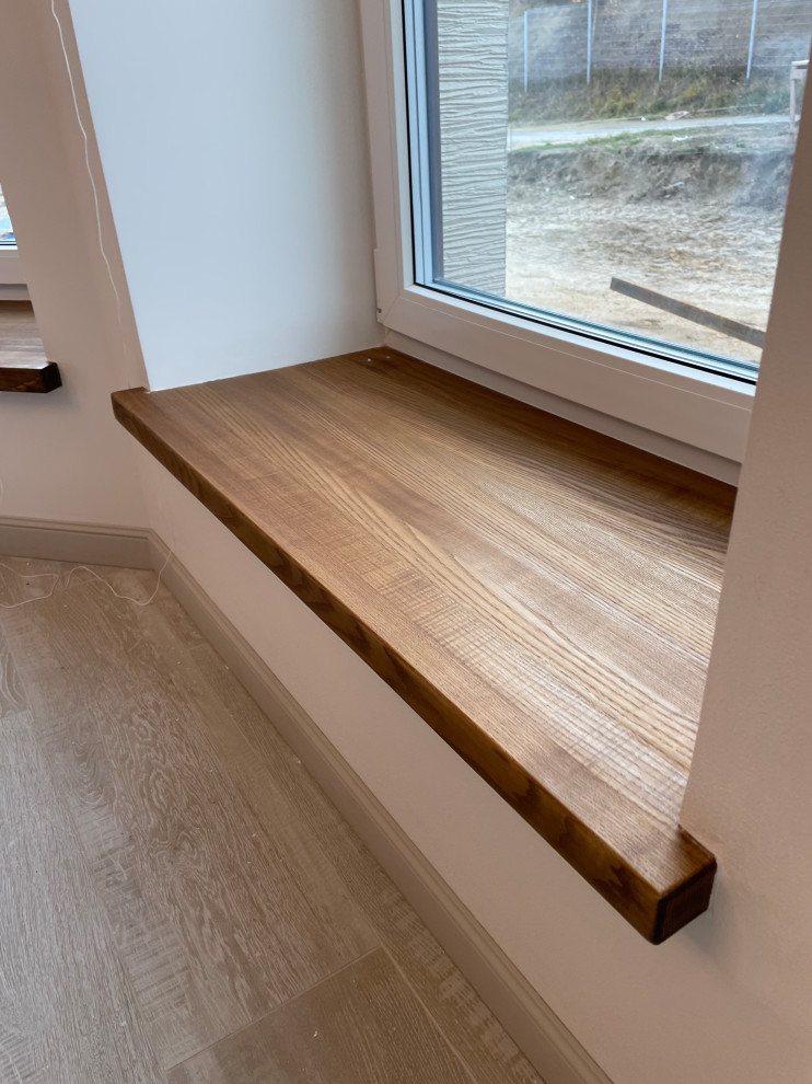 Подоконник из массива в ванной в частном доме