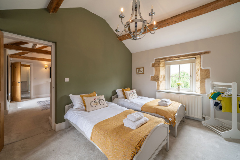 Ejemplo de habitación de invitados de estilo de casa de campo grande con moqueta, suelo beige y vigas vistas