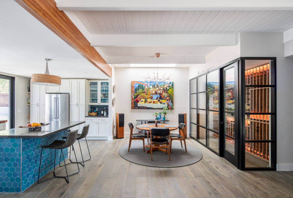 サンフランシスコにあるお手頃価格の中くらいなミッドセンチュリースタイルのおしゃれなダイニングキッチン (白い壁、淡色無垢フローリング、グレーの床、表し梁) の写真