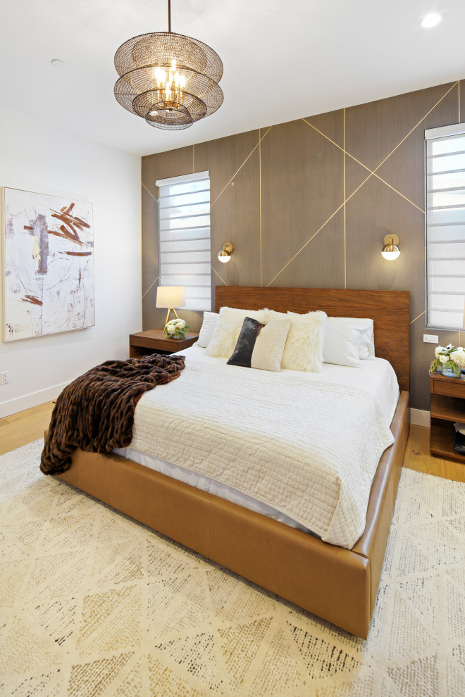 Mittelgroßes Modernes Hauptschlafzimmer mit bunten Wänden, hellem Holzboden und braunem Boden in Portland