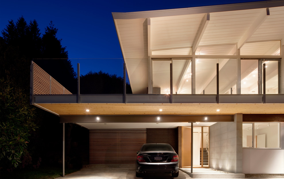 Design ideas for a midcentury attached carport in Vancouver.