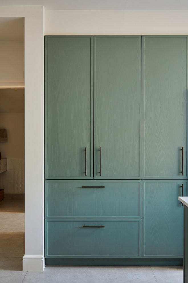 Einzeilige, Mittelgroße Moderne Wohnküche mit Schrankfronten mit vertiefter Füllung, Küchenrückwand in Weiß, Rückwand aus Quarzwerkstein, Kücheninsel und weißer Arbeitsplatte in London