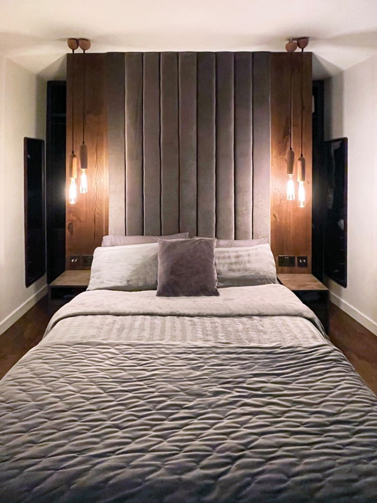 Modelo de dormitorio principal, abovedado, blanco y blanco y madera tradicional renovado de tamaño medio con paredes blancas, suelo marrón y suelo de madera en tonos medios