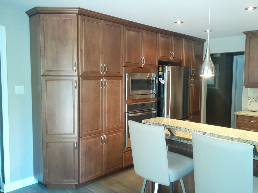 Kitchen - transitional kitchen idea in Ottawa