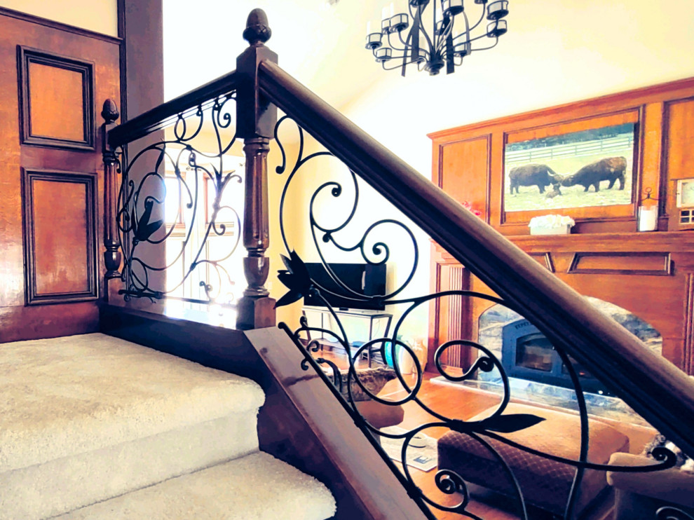 Свежая идея для дизайна: п-образная лестница среднего размера в классическом стиле с ступенями с ковровым покрытием, ковровыми подступенками, перилами из смешанных материалов и деревянными стенами - отличное фото интерьера