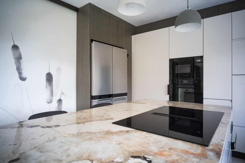 This is an example of a medium sized contemporary l-shaped enclosed kitchen in Angers with an integrated sink, beaded cabinets, beige cabinets, engineered stone countertops, beige splashback, engineered quartz splashback, black appliances, ceramic flooring, an island, beige floors, multicoloured worktops and a wallpapered ceiling.