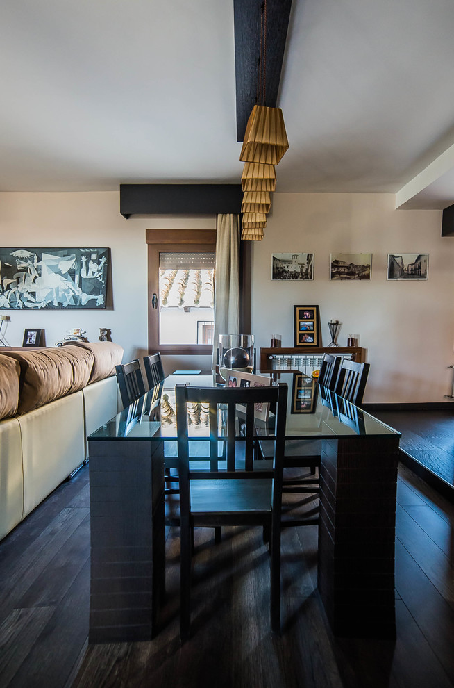 Ejemplo de comedor clásico renovado de tamaño medio abierto sin chimenea con paredes beige y suelo de madera oscura