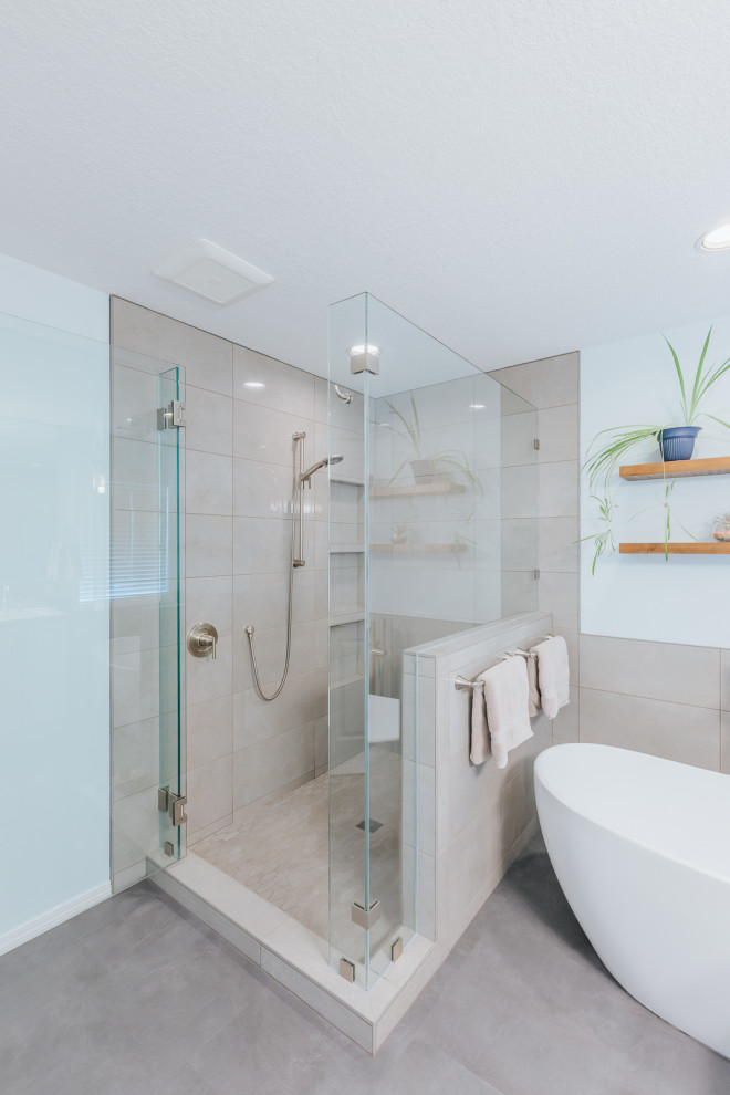 Exempel på ett stort modernt vit vitt en-suite badrum, med skåp i shakerstil, vita skåp, ett fristående badkar, en kantlös dusch, brun kakel, porslinskakel, blå väggar, vinylgolv, bänkskiva i kvartsit, grått golv och dusch med gångjärnsdörr