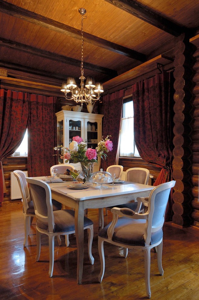 Гостиная в бревенчатом доме