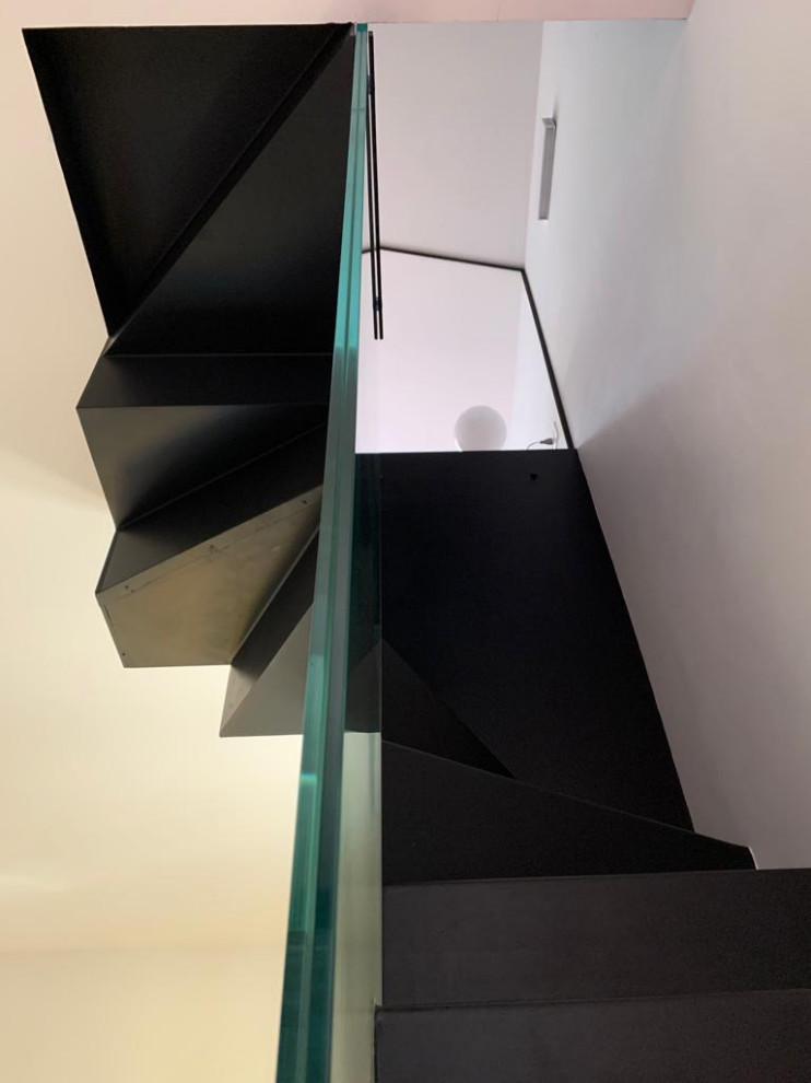 Exempel på en mellanstor minimalistisk trappa