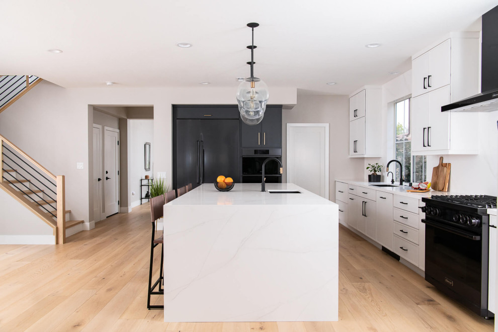 Idee per una cucina minimalista di medie dimensioni con ante in stile shaker, ante bianche, top in marmo, paraspruzzi bianco, paraspruzzi in ardesia, pavimento in laminato, pavimento marrone e top bianco