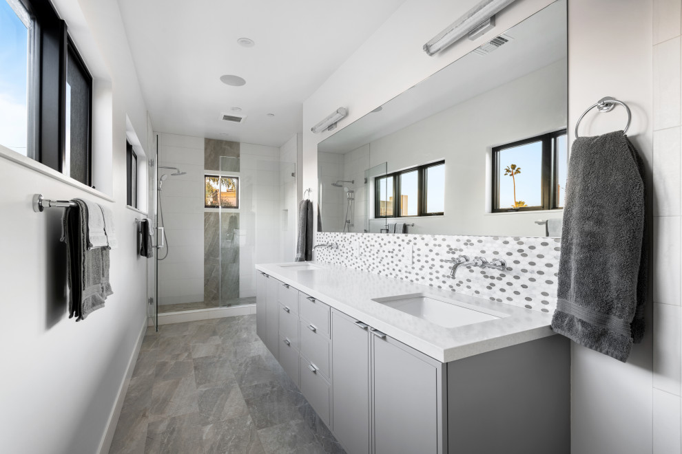 Источник вдохновения для домашнего уюта: главная ванная комната среднего размера в современном стиле с плоскими фасадами, серыми фасадами, накладной ванной, душем в нише, черно-белой плиткой, керамической плиткой, белыми стенами, столешницей из искусственного кварца, душем с распашными дверями, белой столешницей, тумбой под две раковины и встроенной тумбой