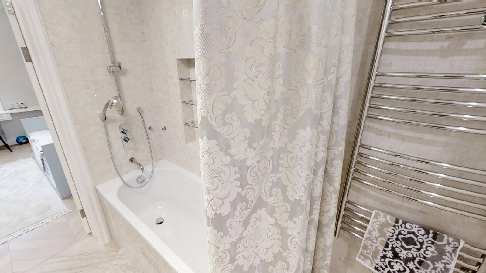 Ванная комната с двумя дверями. Проходная комната.