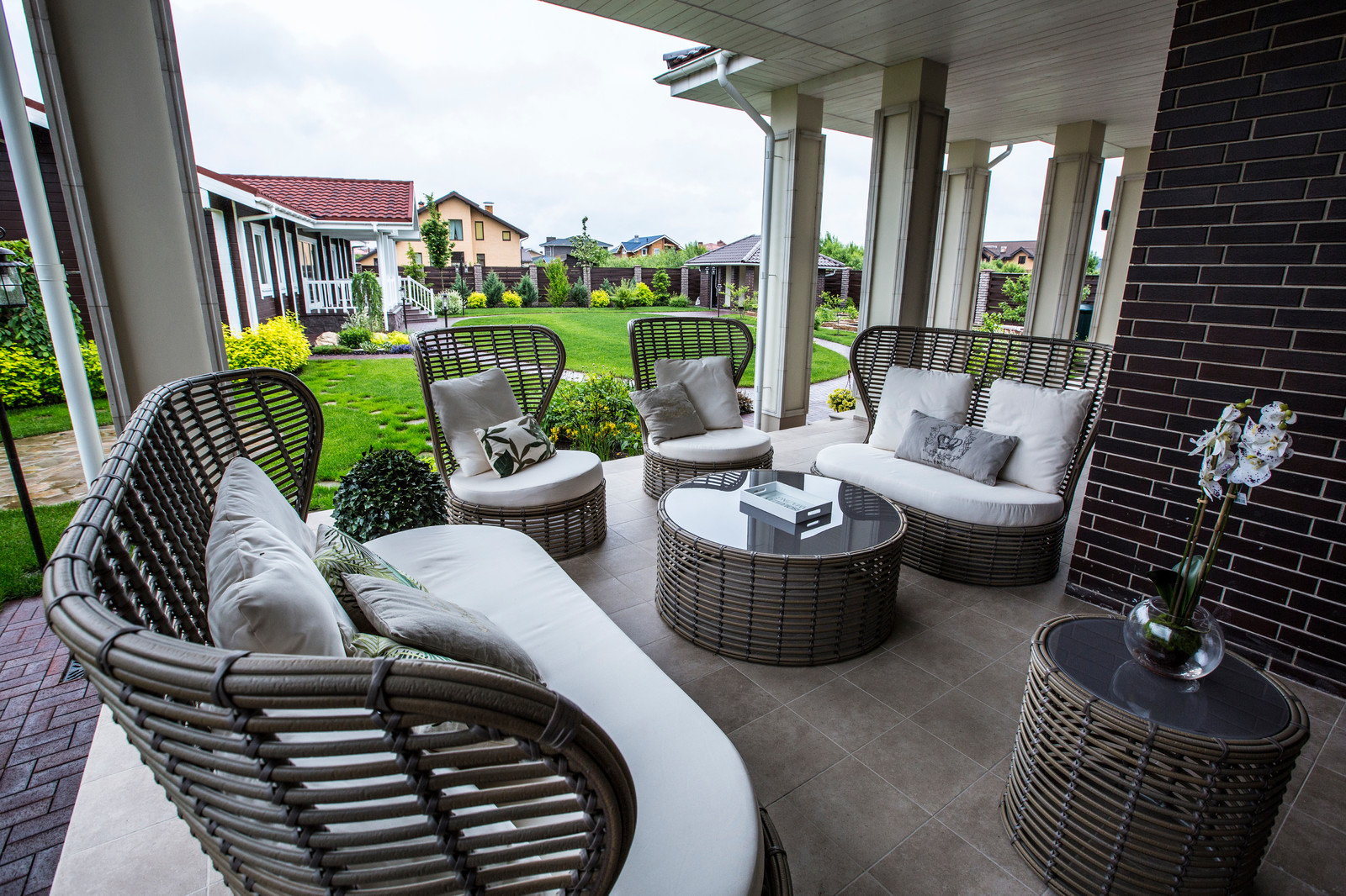 Дом с камином в бежевой гамме