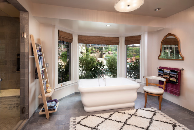 Montecito Shingle Style Home clasico-cuarto-de-bano