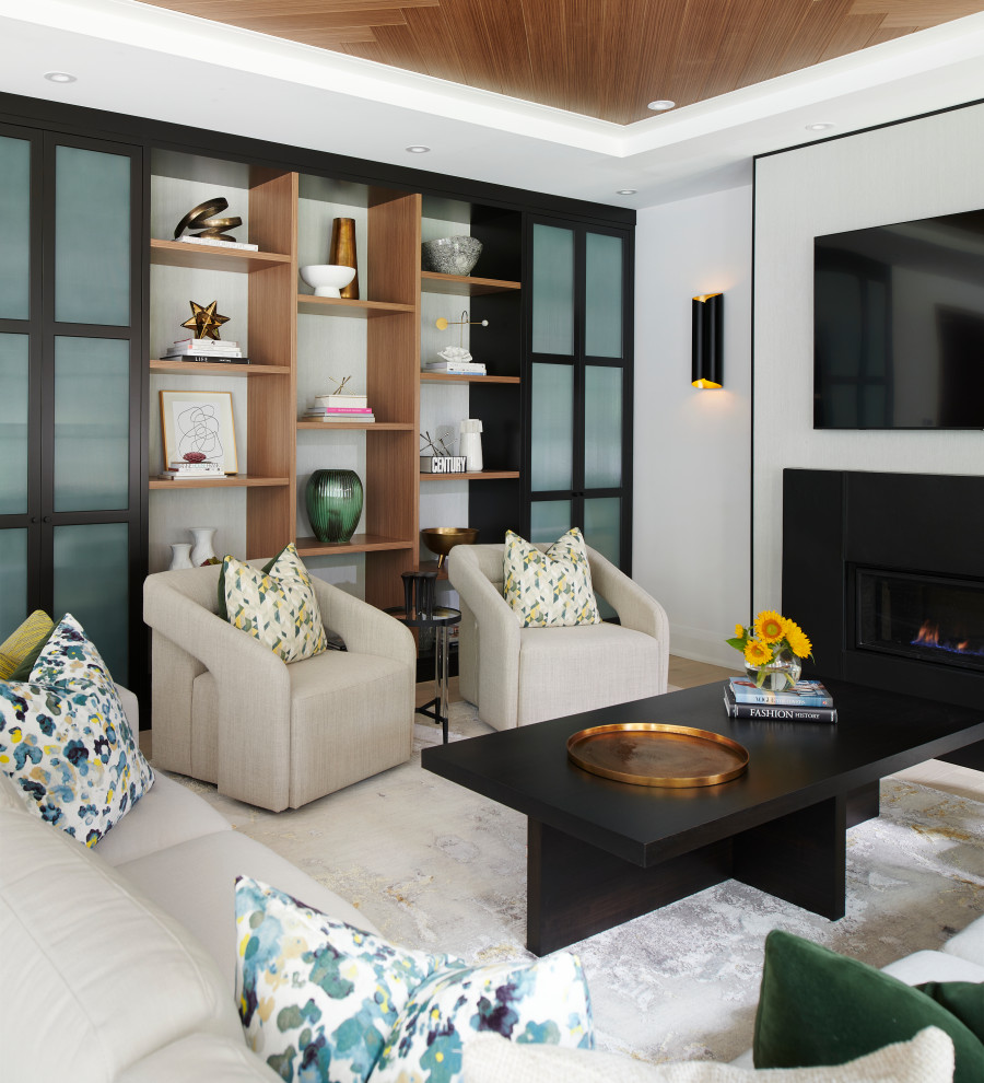 Großes, Offenes Modernes Wohnzimmer mit weißer Wandfarbe, hellem Holzboden, Gaskamin, TV-Wand, Holzdecke und Tapetenwänden in Toronto