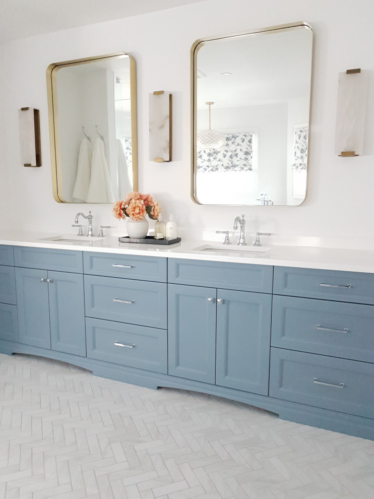 Ispirazione per una grande stanza da bagno padronale design con ante con riquadro incassato, ante blu, lavabo sottopiano, top in quarzo composito, top bianco, due lavabi e mobile bagno incassato