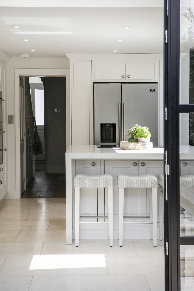 Esempio di una cucina design di medie dimensioni con ante in stile shaker, ante bianche e top in quarzo composito