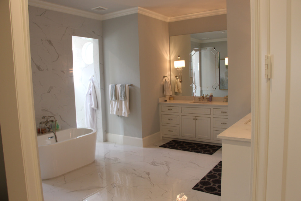 Exempel på ett stort vit vitt en-suite badrum, med möbel-liknande, vita skåp, ett fristående badkar, en dubbeldusch, grå kakel, marmorkakel, grå väggar, marmorgolv, ett undermonterad handfat, marmorbänkskiva, flerfärgat golv och med dusch som är öppen