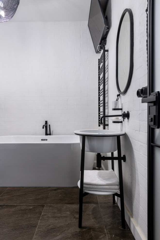 Idéer för att renovera ett mellanstort industriellt en-suite badrum, med ett fristående badkar, våtrum och ett konsol handfat