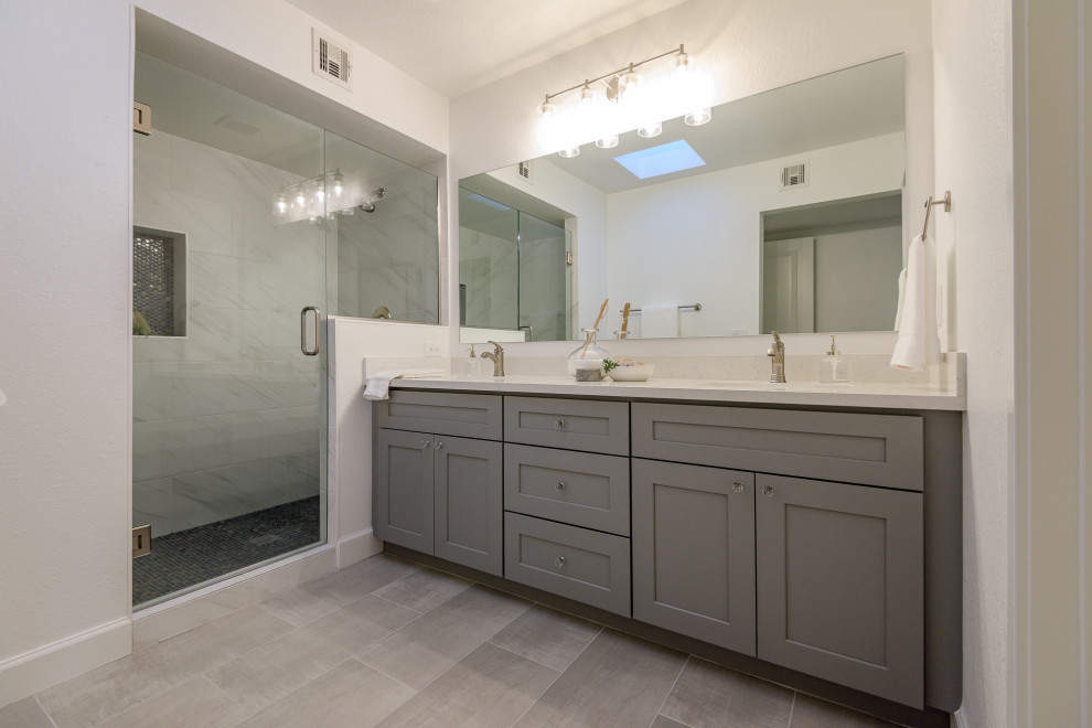 Transitional home design photo in Phoenix