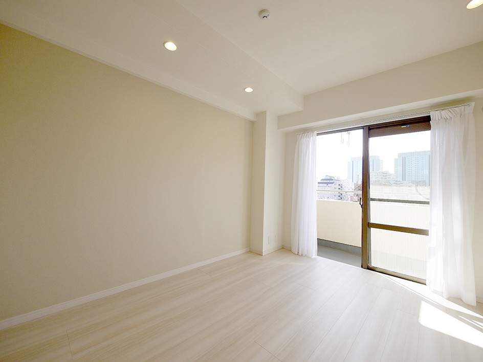 Scandinavian living room in Tokyo with beige walls, plywood floors and beige floor.